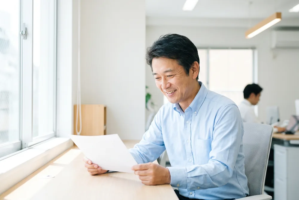 書類を確認する担当者